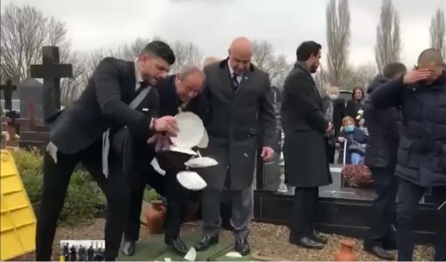 Γιώργος Καραγιώργης: Έσπασαν πιάτα στην κηδεία του συνιδιοκτήτη του θρυλικού Elysse - Δείτε βίντεο
