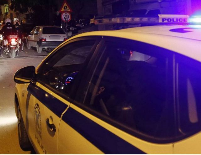Αιματηρό επεισόδιο με αστυνομικό στην Κρήτη - Πληροφορίες ότι πυροβόλησε νεαρό ο οποίος τον μαχαίρωσε