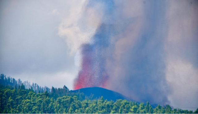 Ισπανία: Έκρηξη ηφαιστείου στη Λα Πάλμα - Η λάβα θα έχει φτάσει στη θάλασσα μέχρι το βράδυ (βίντεο)