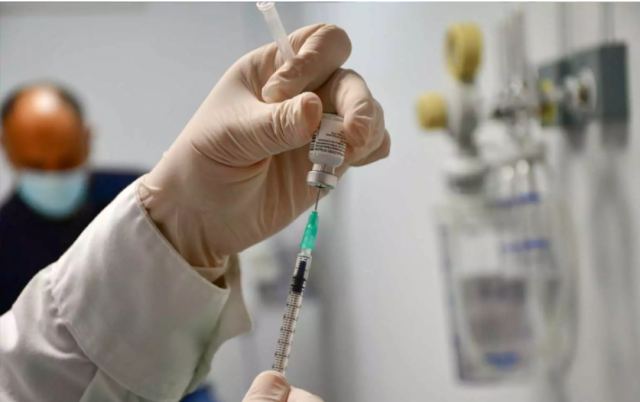 Κορωνοϊός: Τελικά πόσο αποτρέπουν τα εμβόλια τη μετάδοση; Τι δείχνουν οι έρευνες