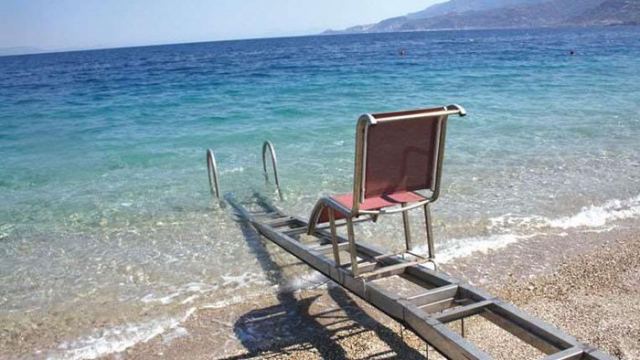 Εξοπλίζει τις παραλίες του ο Δήμος Λοκρών για εξυπηρέτηση ΑμεΑ