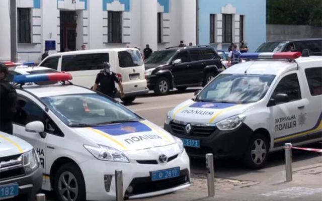Συνελήφθη ο άνδρας που κρατούσε όμηρο σε τράπεζα του Κιέβου – Ισχυρίστηκε ότι είναι «Άγιο πνεύμα»