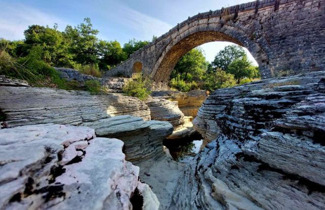 Αυτό είναι το ομορφότερο πέτρινο τοξωτό γεφύρι της Ελλάδας - ΒΙΝΤΕΟ