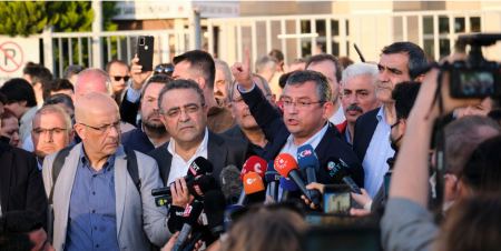 Τουρκία: Νέος πρόεδρος του Ρεπουμπλικανικού Λαϊκού Κόμματος ο Οζγκιούρ Οζέλ- Ηττήθηκε ο Κιλιτσντάρογλου