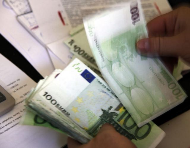 Αναδρομικά: Μεγάλες μειώσεις – Μόνο ένα στα πέντε ευρώ θα μπει στην τράπεζα – Πίνακας