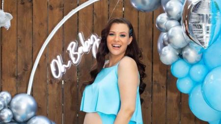 H Λάουρα Νάργες με μπικίνι στον έβδομο μήνα της εγκυμοσύνης της