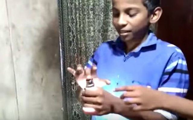 Αγόρι από την Ινδία ακουμπάει πάνω του λάμπες LED και ανάβουν