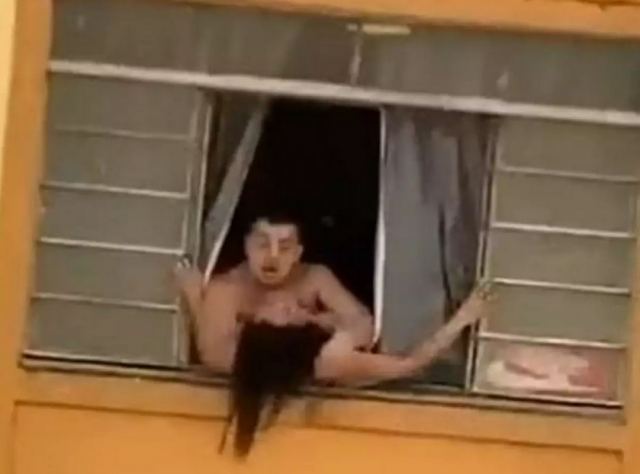 Έγκυος επιχειρεί να πηδήξει από το παράθυρο του σπιτιού της για να διαφύγει από τον άντρα της