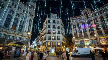 Ένα «μάτι» με 100.000 LED παρακολουθεί τους περαστικούς στην Plaza de Canalejas στη Μαδρίτη