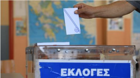Κερδίζουν οι «γαλάζιοι» αντάρτες σε τέσσερις Περιφέρειες - Θρίλερ στην Πελοπόννησο, Κουρέτας στη Θεσσαλία