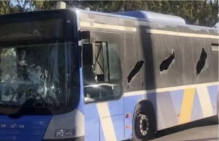Σκηνές πανικού στην Αρτέμιδα - Επιβάτης έσπασε τα τζάμια λεωφορείου και φώναζε «θα σας σκοτώσω»