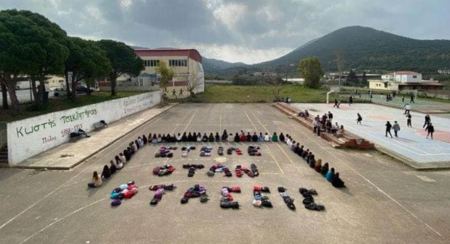 «Στείλε όταν φτάσεις» - Μαθητές της Πύλου διαμαρτύρονται για την τραγωδία στα Τέμπη «γράφοντας» με τις τσάντες τους