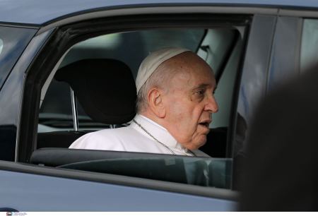 Τουλάχιστον δύο ημέρες θα μείνει ο Πάπας Φραγκίσκος στο νοσοκομείο μετά τη χειρουργική επέμβαση στο έντερο