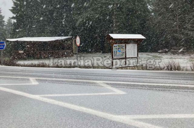 Χιονίζει για τα καλά στην εθνική οδό Λαμίας - Καρπενησίου