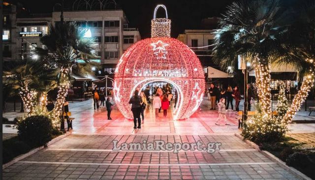 Λαμία: Η πόλη στολισμένη για τα Χριστούγεννα - Δείτε εικόνες