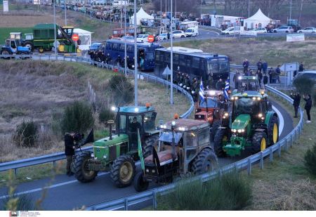 Οι αγρότες κατεβαίνουν με τα τρακτέρ τους στην Αθήνα - Την Τρίτη το συλλαλητήριο - Μέχρι τότε παραμένουν στα μπλόκα