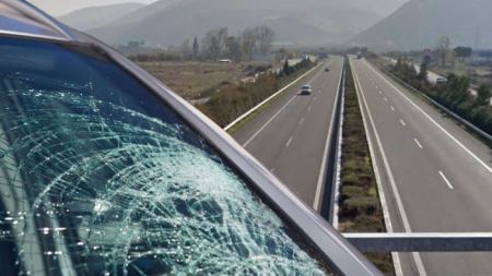 Φθιώτιδα: Έριξαν πέτρες σε αυτοκίνητα στην εθνική