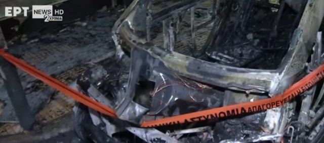Πατήσια: Στις φλόγες δύο οχήματα – Σοβαρές ζημιές σε κατάστημα και διαμερίσματα