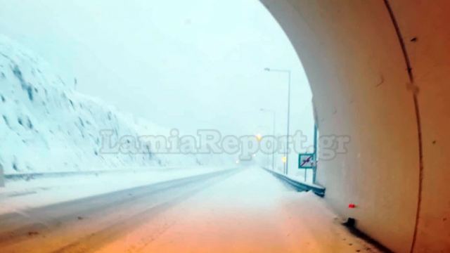 Πυκνή χιονόπτωση στον Ε65 - Απαγορευτικό στα φορτηγά