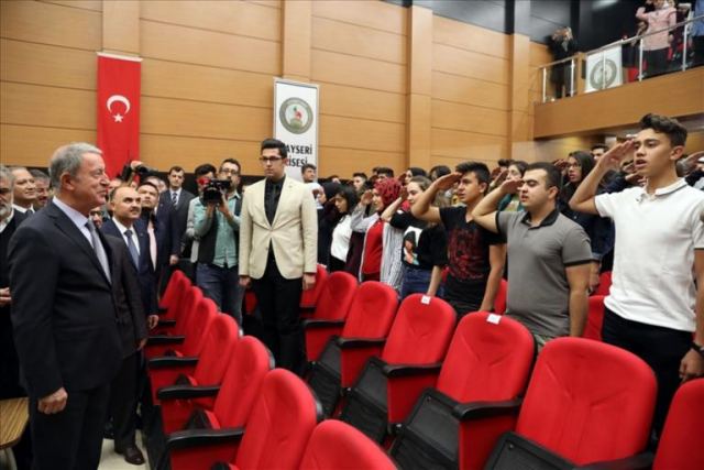 Σάλος με μαθητές που χαιρετούν στρατιωτικά τον Ακάρ στην Τουρκία