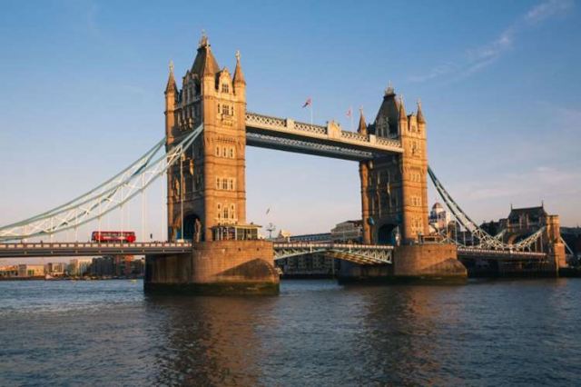 Κορωνοϊός: Σηκώνεται η κρεμαστή γέφυρα και κλείνει ο Πύργος του Λονδίνου