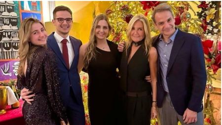 Η οικογενειακή φωτογραφία του Κυριάκου Μητσοτάκη και οι ευχές για καλή χρονιά