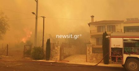Κόλαση φωτιάς στη Χασιά – Καίγονται σπίτια – Δείτε εικόνες