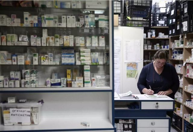 Κορωνοϊός: Πόσο ωφελούν τα φάρμακα και οι βιταμίνες κατά τη νόσηση; Οι απαντήσεις των επιστημόνων και οι κίνδυνοι