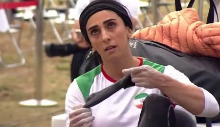 Ιράν: Αθλήτρια αγωνίστηκε χωρίς μαντήλα - Πλήθος κόσμου την περίμενε στο αεροδρόμιο της Τεχεράνης να τη συγχαρεί