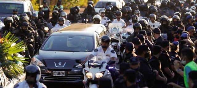 Μαραντόνα: Kηδεία με χιλιάδες κόσμου στους δρόμους για το συγκινητικό τελευταίο αντίο [εικόνες και βίντεο]