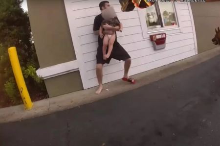 Σοκαριστικό βίντεο με πατέρα που κρατά το μωρό του ως ασπίδα προτού τον χτυπήσουν με taser