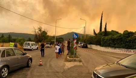Φωτιά στα Βίλια: Άλλαξαν φορά οι άνεμοι - Προς τον οικισμό κατευθύνονται οι φλόγες