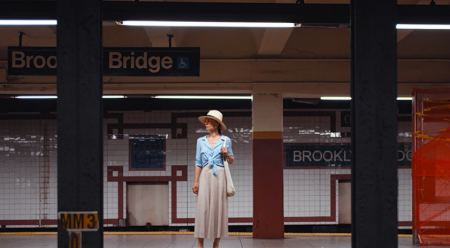 Το φαινόμενο με το μπλουζάκι του… μετρό - Πώς οι γυναίκες προσπαθούν να αποφύγουν τους περίεργους