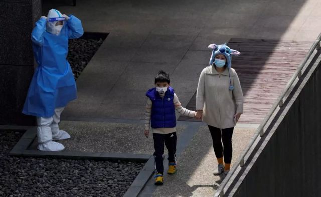 Στη Σανγκάη χωρίζουν τα παιδιά από τους γονείς αν κολλήσουν κορωνοϊό - Αντιδράσεις και επέκταση του lockdown