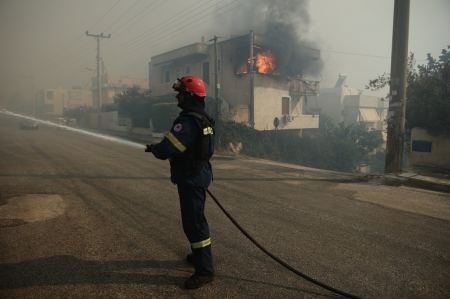 Φωτιά στον Κουβάρα - Αρτοποιός: Η πυρκαγιά κάλυψε 12 χιλιόμετρα σε δύο ώρες λόγω των ισχυρών ανέμων