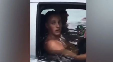 «Μόνο στην Αυστραλία συμβαίνουν αυτά» - Απολαμβάνουν την μπύρα τους μέσα σε αυτοκίνητο που πλημμυρίζει (ΒΙΝΤΕΟ)