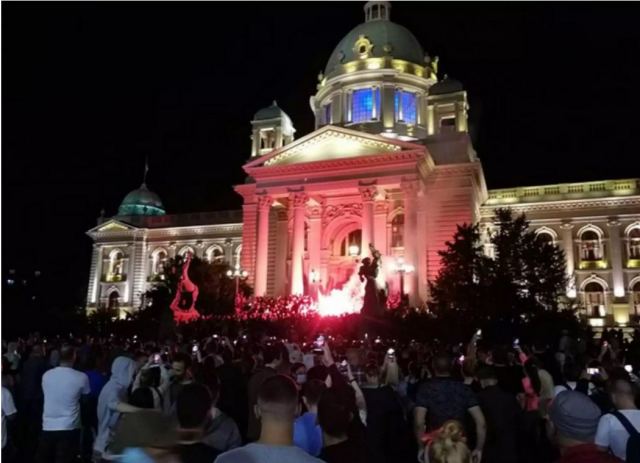 «Κόλαση» στην Σερβία για την απαγόρευση κυκλοφορίας! Διαδηλωτές εισέβαλαν στην βουλή (video)