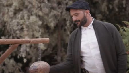 Επιστροφή στη φύση με «Θείο Λεό»: Ο Κουτσόπουλος υποδέχεται τους παίκτες στο νέο τρέιλερ της «Φάρμας»