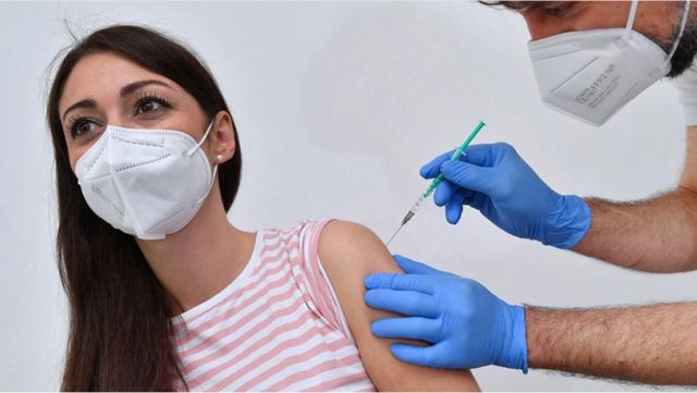 Εμβολιασμός COVID-19: Σπάνιες οι σοβαρές παρενέργειες - Ποιοι παράγοντες αυξάνουν τον κίνδυνο