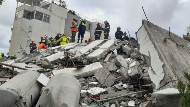 Λιγοστεύουν οι ελπίδες για επιζώντες κάτω από τα συντρίμμια - Στους 49 οι νεκροί από τον φονικό σεισμό στην Αλβανία