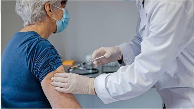 Κορωνοϊός: Προαιρετικό εμβολιασμό κατά της Covid για τους 30-59 πρότεινε η Επιτροπή - Ισχυρή σύσταση για τους άνω των 60