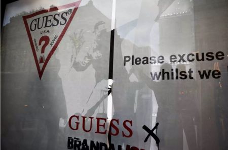 Banksy: Έξαλλος με γνωστό οίκο μόδας που χρησιμοποίησαν έργα του χωρίς άδεια