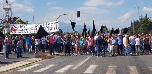 Έκλεισαν την εθνική με μαύρες σημαίες για το hot spot στον Καραβόμυλο