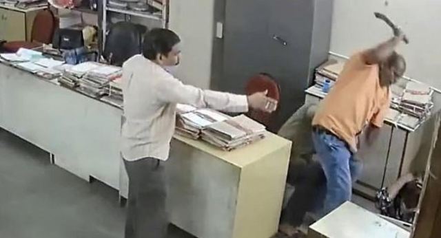 Ανατριχιαστικό βίντεο: Άνδρας ξυλοκοπεί γυναίκα με μπράτσο καρέκλας επειδή του είπε να βάλει μάσκα