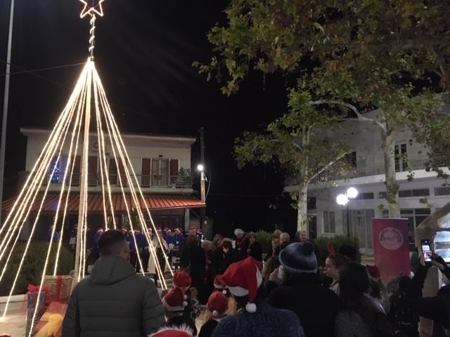 Η φωταγώγηση του Χριστουγεννιάτικου δέντρου στην πλατεία Αρκίτσας