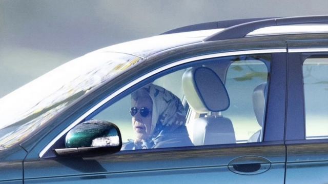 Η Βασίλισσα Ελισάβετ είναι καλά και βγήκε βόλτα οδηγώντας η ίδια το αυτοκίνητό της