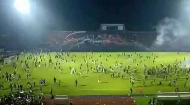 Δεκάδες νεκροί και τραυματίες μετά το τέλος ποδοσφαιρικού αγώνα στην Ινδονησία