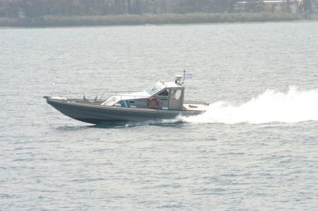 Αντίκυρα: Κόλλησε στην άμμο τουριστικό σκάφος - Σχοινί παρεμβλήθηκε στην προπέλα του