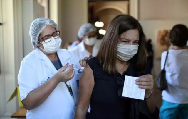 Εμβόλιο AstraZeneca: Οι επιστήμονες απαντούν για τα τρία ύποπτα περιστατικά θρομβώσεων στην Κρήτη