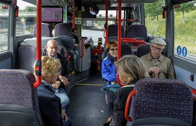 Έρευνα εξηγεί, γιατί δεν πρέπει να δίνετε τη θέση σας σε ηλικιωμένους στα μέσα μεταφοράς
